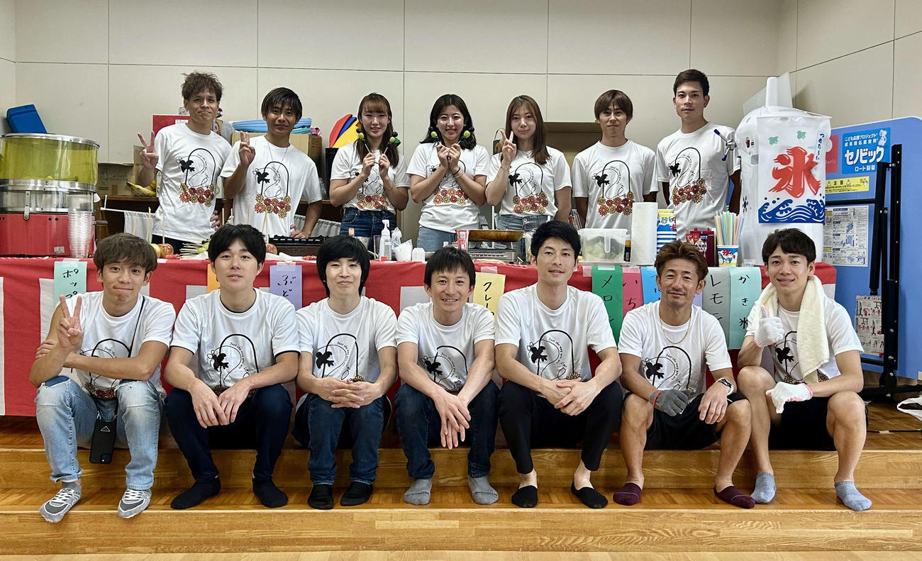 チャリティーイベントを行った騎手ら。後列左から1人目が高田潤騎手、後列左から3人目が永島まなみ騎手