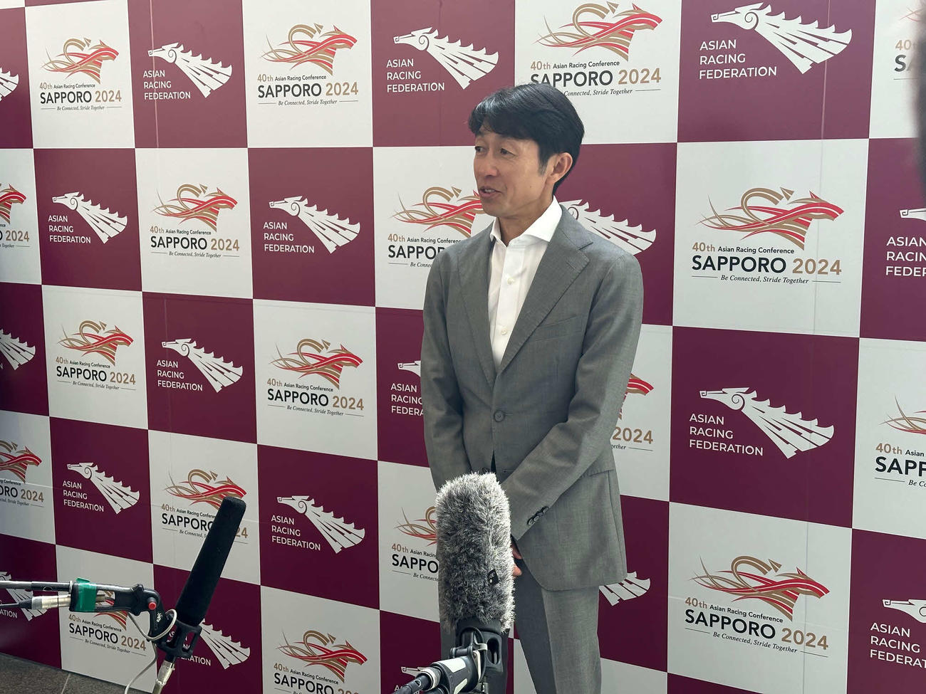 アジア競馬会議のエキシビションセッション後、囲み取材に応じる武豊騎手