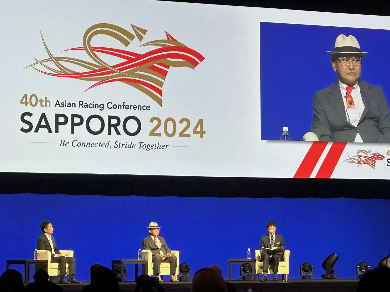 アジア競馬会議のエキシビションセッションで登壇した矢作師（中央）と三嶋牧場の三嶋健一郎取締役（右）