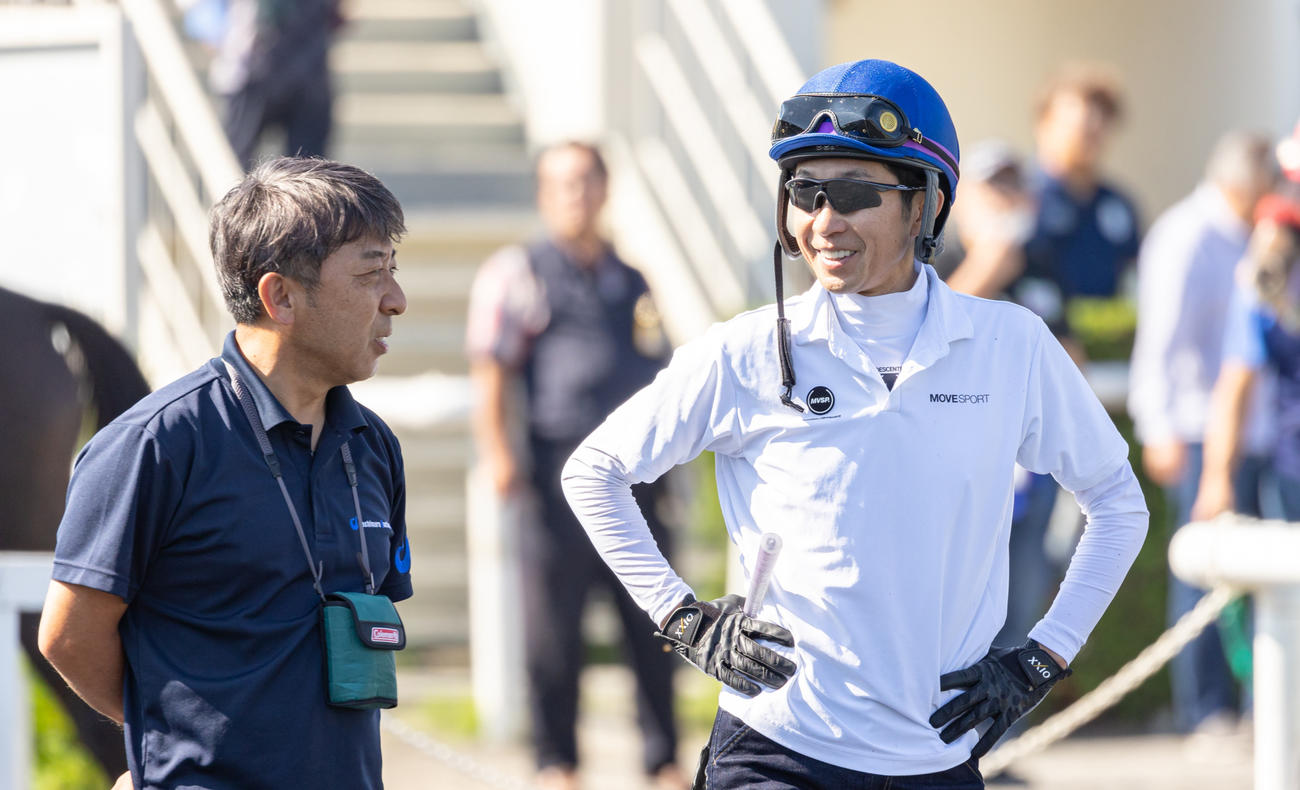 21日、札幌競馬場で調教を行う武豊騎手。左は吉村師