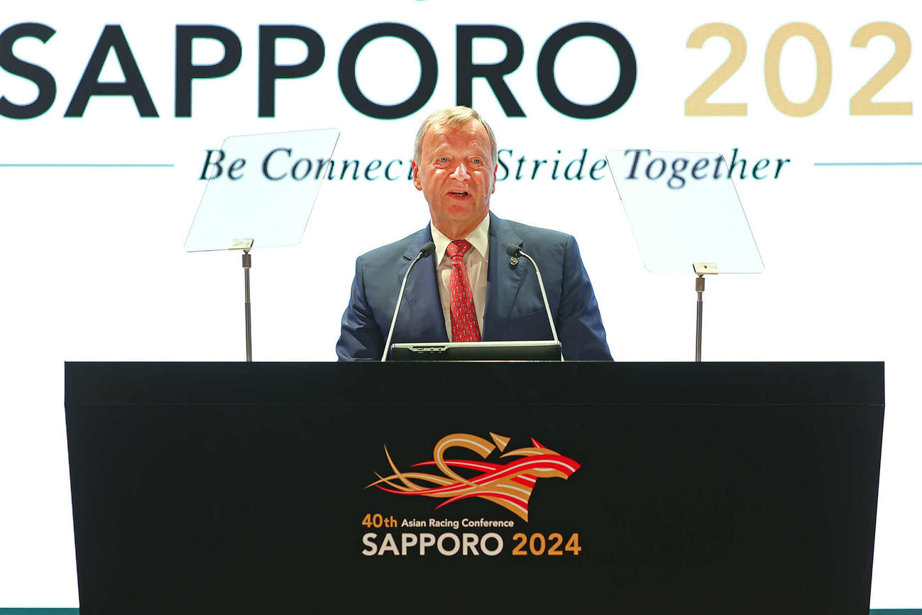 あいさつするアジア競馬連盟会長のウインフリート・エンゲルブレヒト＝ブレスゲス氏（JRA提供）