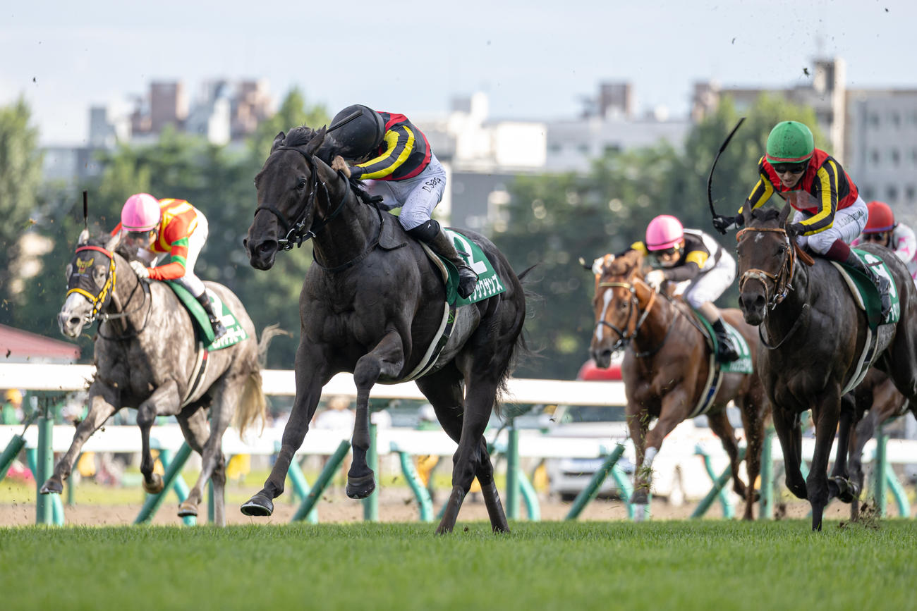 札幌2歳Sを制したマジックサンズと佐々木騎手（中）（撮影・村野早祐）