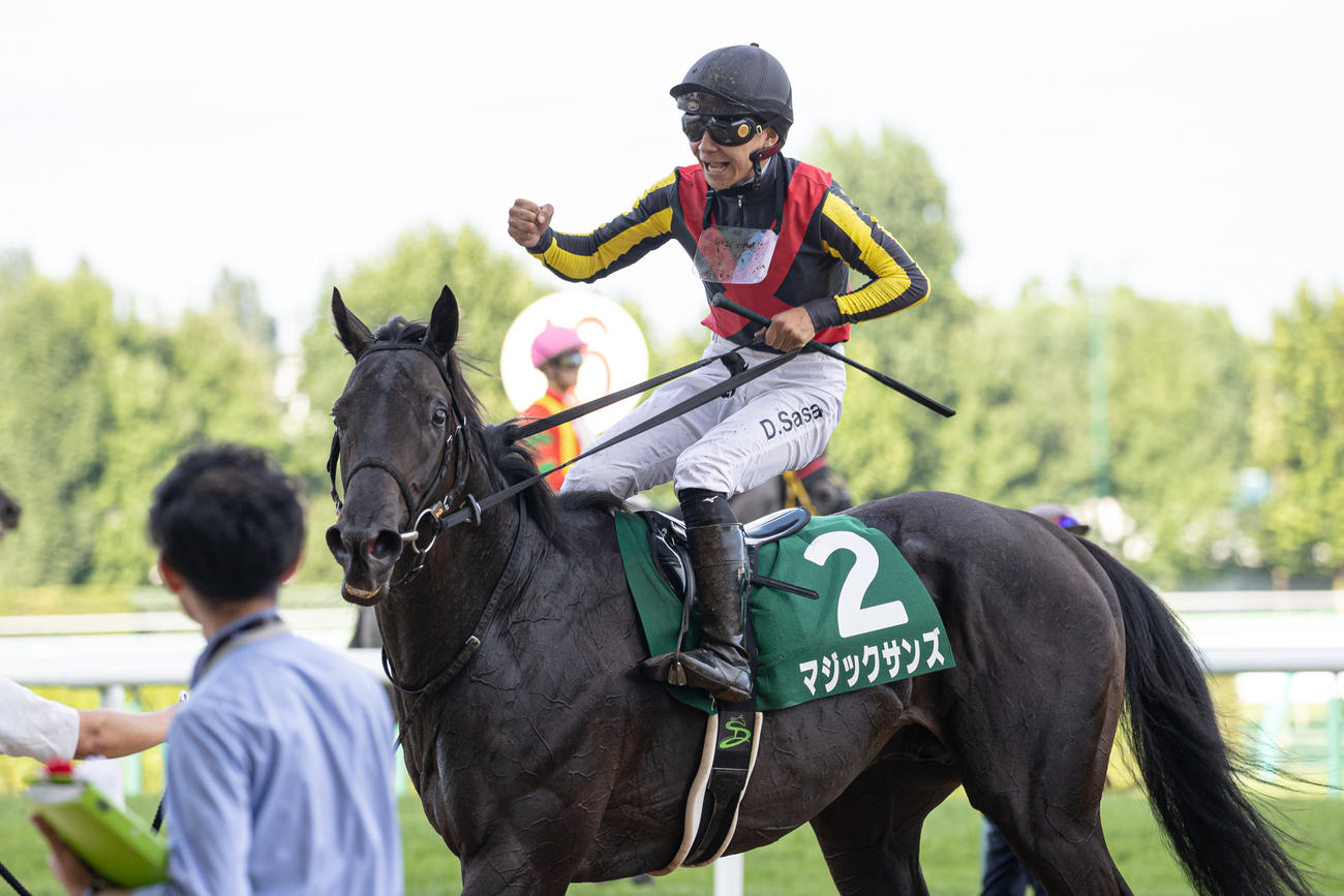 マジックサンズで札幌2歳Sを制しガッツポーズする佐々木騎手（撮影・村野早祐）