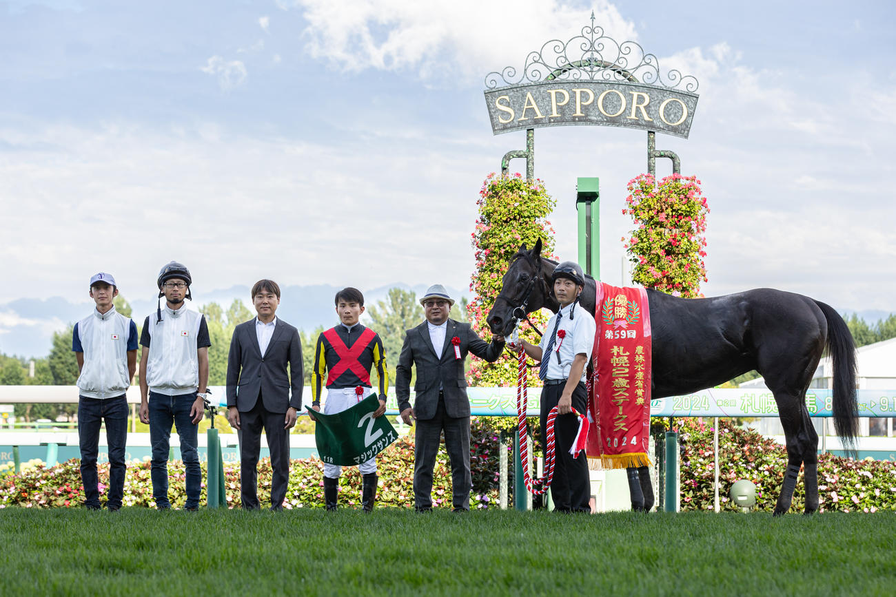 札幌2歳Sを制し、口取りするマジックサンズ（撮影・村野早祐）