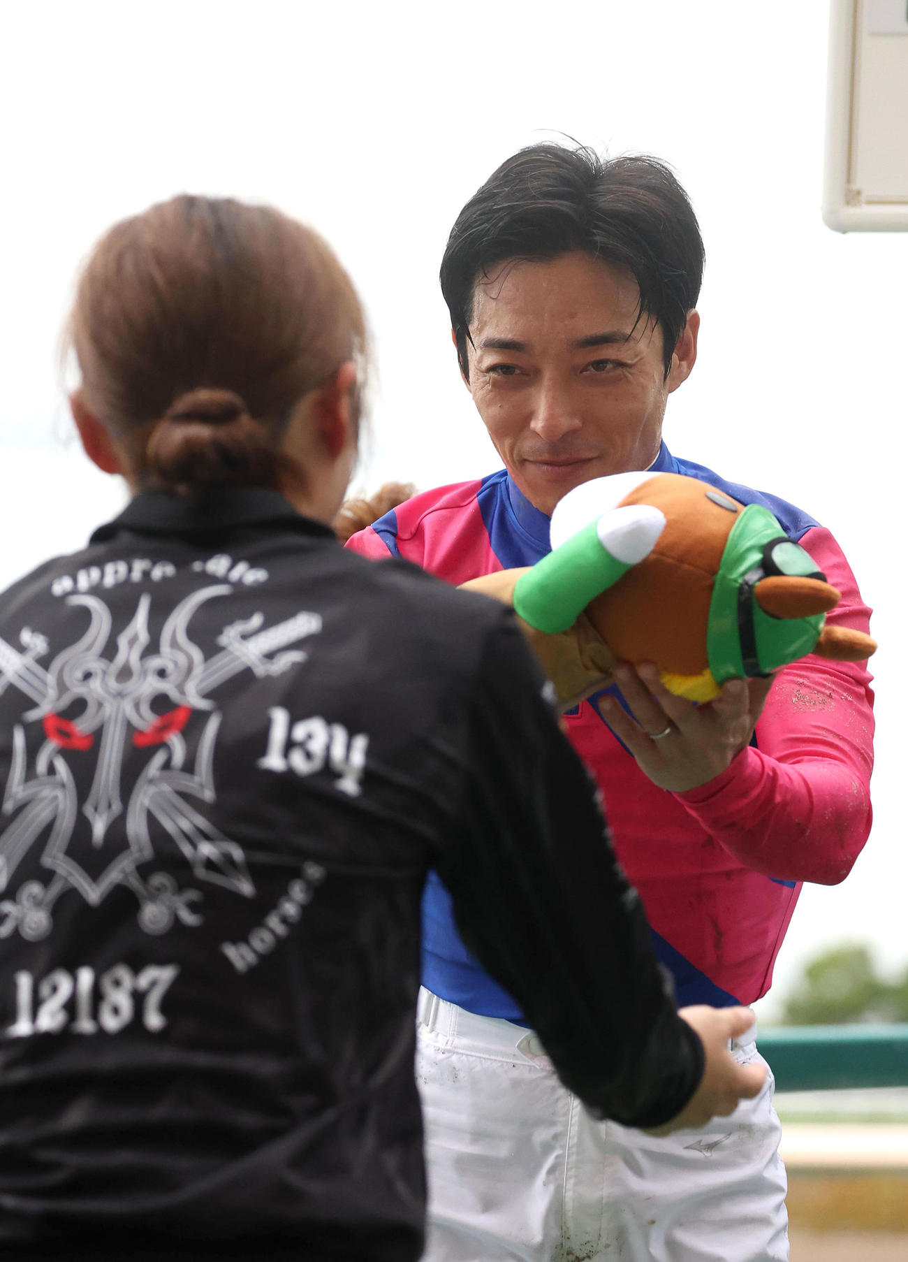 中京12RでJRA年間100勝を達成し永島騎手（左）から記念のターフィー人形を渡される川田騎手（撮影・白石智彦）