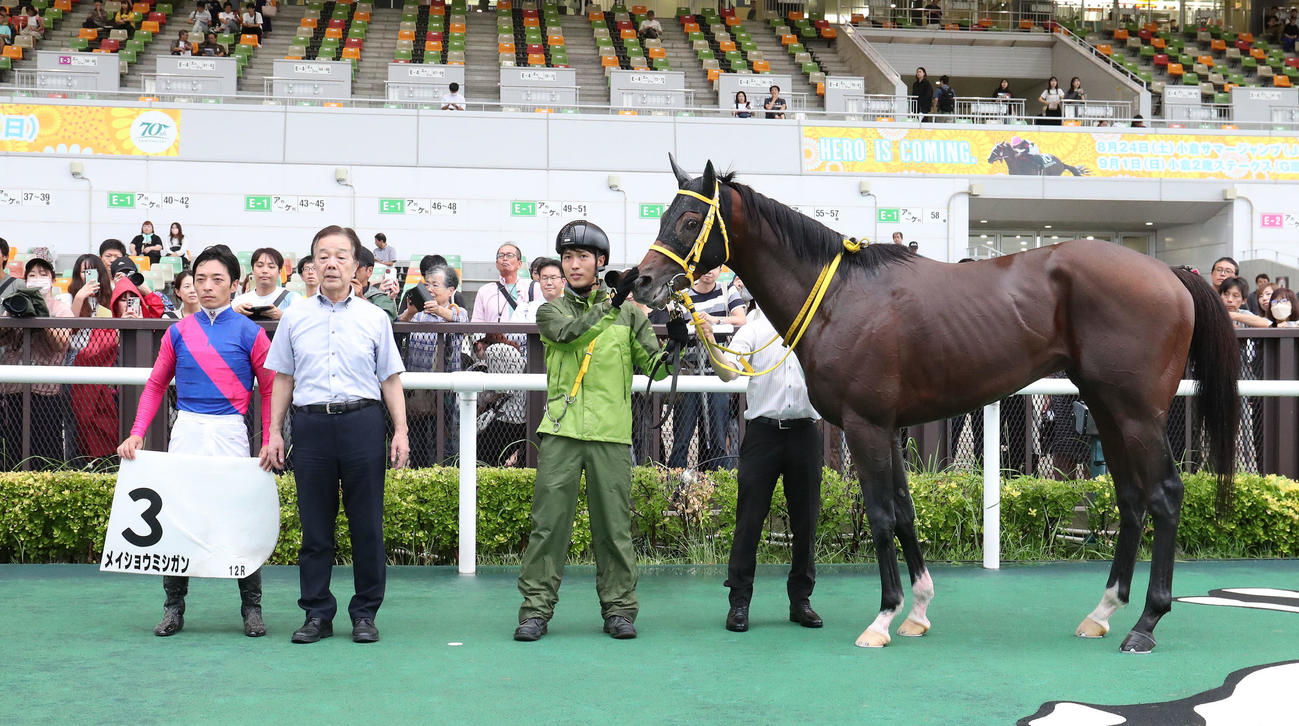 中京12Rをメイショウミシガンで制し口取りに並ぶ川田騎手（左）（撮影・白石智彦）