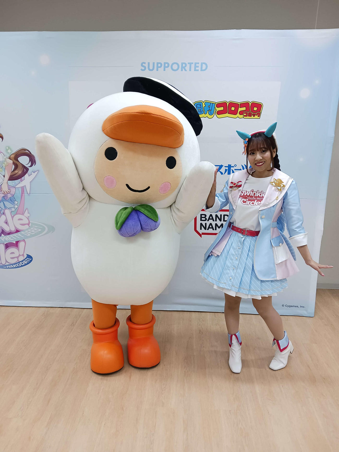とまチョップ（左）と写真に収まる「ウマ娘」ホッコータルマエ役の菊池紗矢香