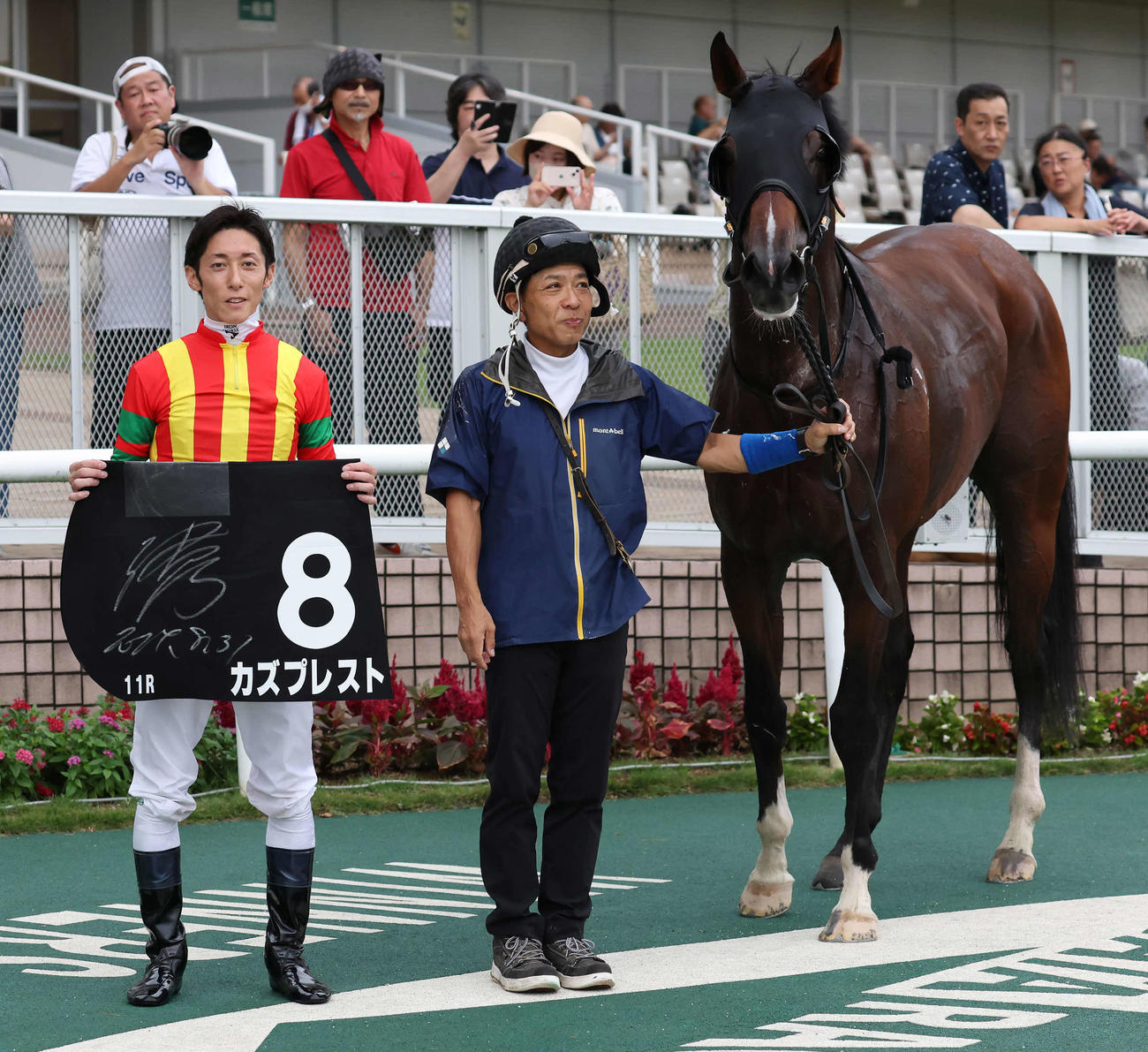 新潟11R、古町Sを制したカズプレストの口取りをする津村騎手（左）（撮影・丹羽敏通）