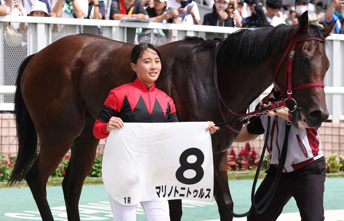 新潟1R、2歳未勝利戦を制したマリノトニトゥルスの口取りをする大江原比騎手（撮影・丹羽敏通）