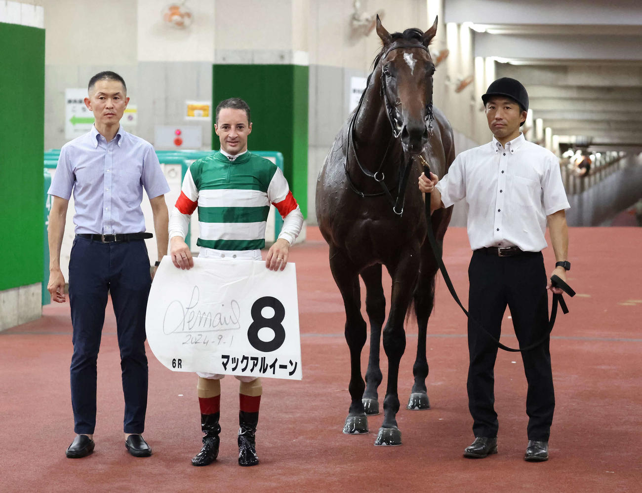 新潟6R、2歳新馬戦に勝利したマックアルイーンの口取りをする木村師とルメール騎手（撮影・丹羽敏通）