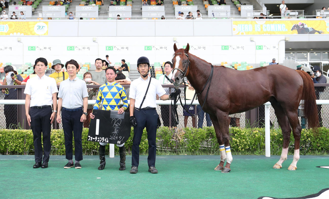 中京9R有松特別を制したフォーチュンタイムと口取りに並ぶ岩田望騎手（右から2人目）（撮影・白石智彦）