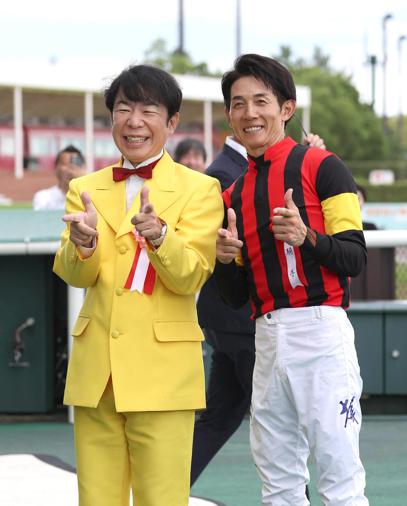 プレゼンターのダンディ坂野（左）と笑顔で「ゲッツ！」のポーズをする幸騎手（撮影・白石智彦）