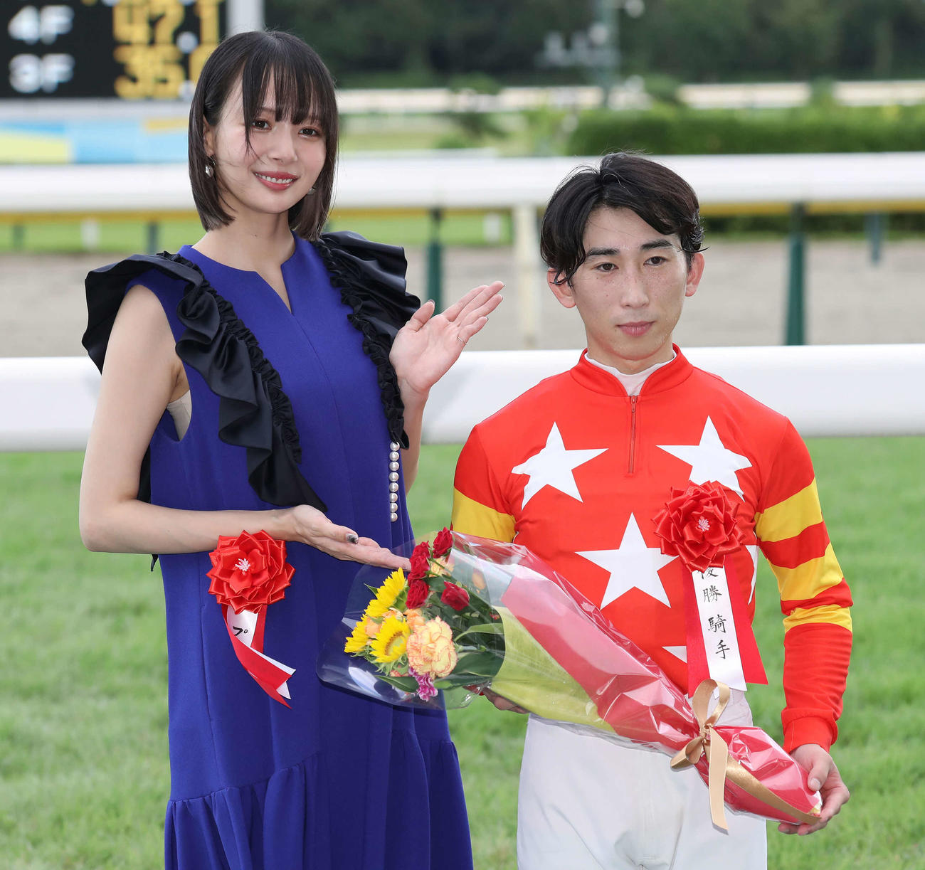 プレゼンターの岡田紗佳（左）と写真に納まる木幡初騎手（撮影・丹羽敏通）