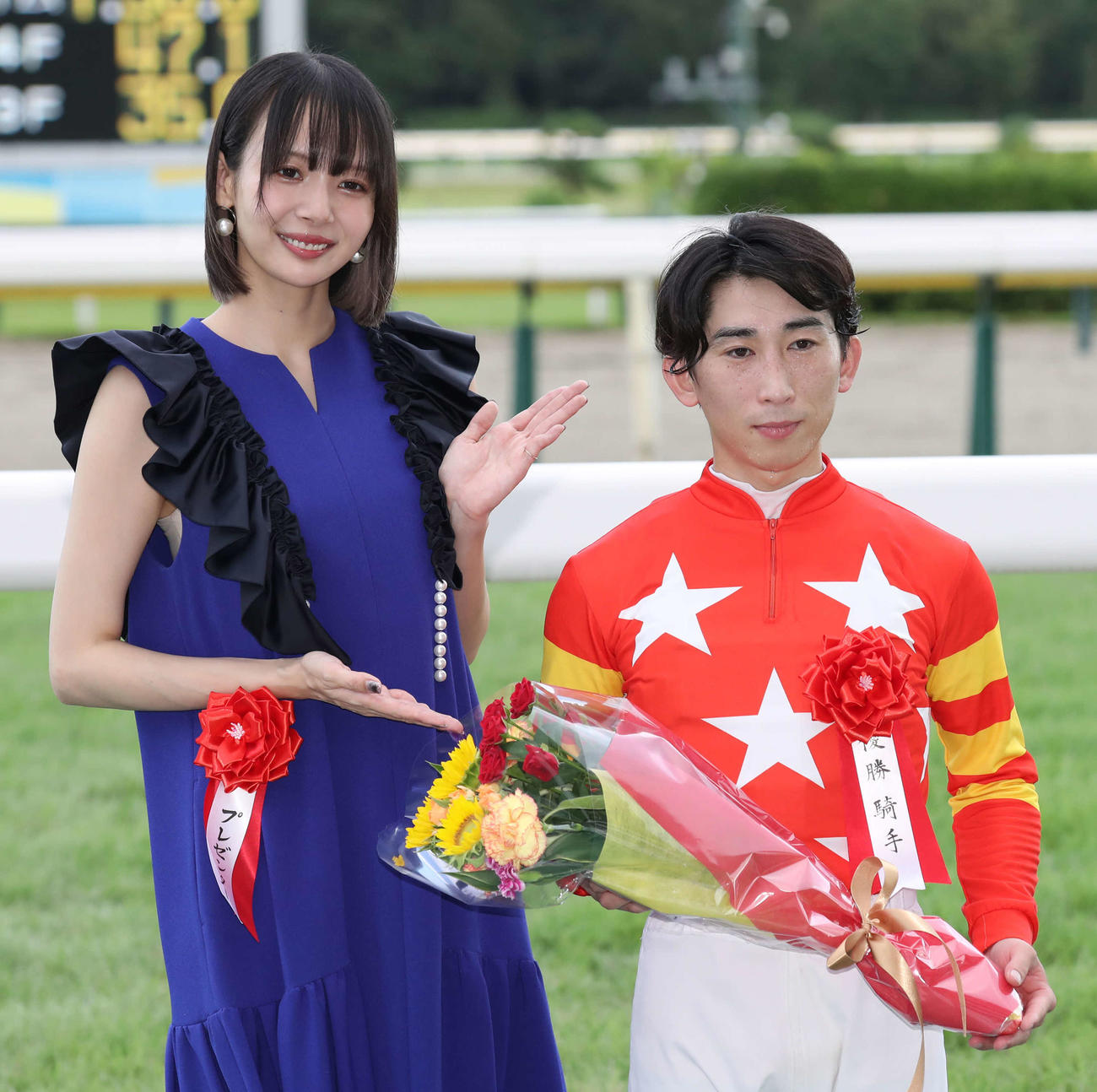 プレゼンターの岡田紗佳（左）と写真に納まる木幡初騎手（撮影・丹羽敏通）