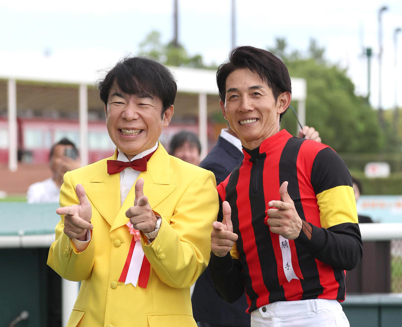 プレゼンターのダンディ坂野（左）と笑顔で「ゲッツ！」のポーズをする幸騎手（撮影・白石智彦）