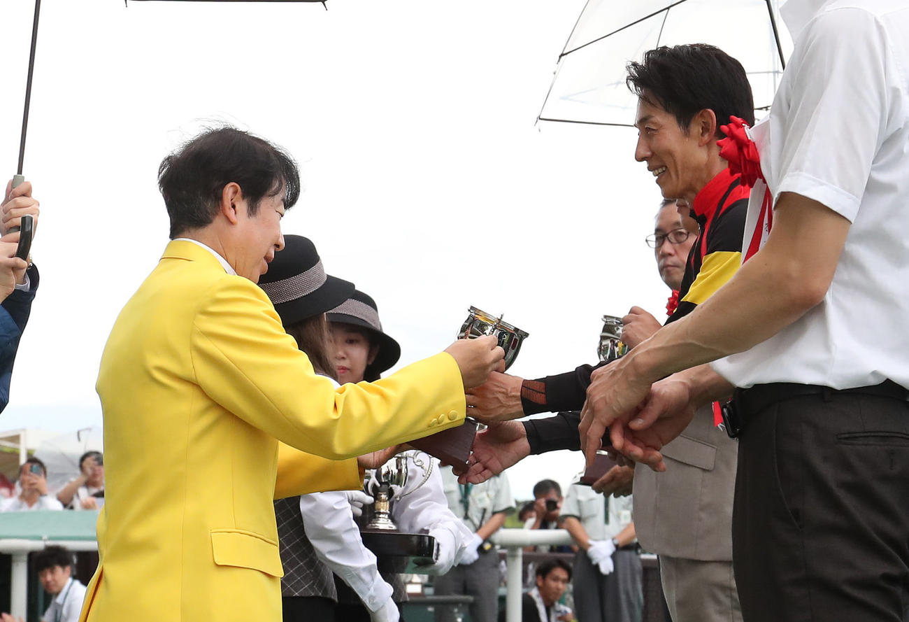 小倉2歳Sを制した幸騎手（右）にトロフィーを授与するプレゼンターのダンディ坂野（撮影・白石智彦）
