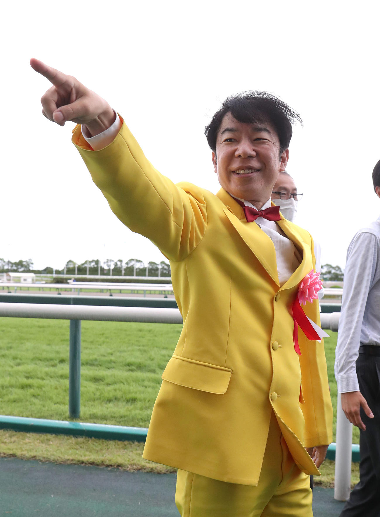 ファンの声援にポーズをとるダンディ坂野（撮影・白石智彦）