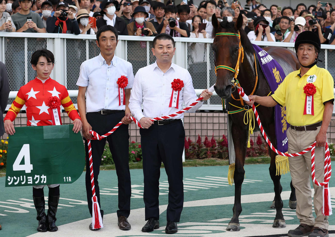 新潟記念を制したシンリョクカの口取りをする木幡初騎手と竹内師（撮影・丹羽敏通）