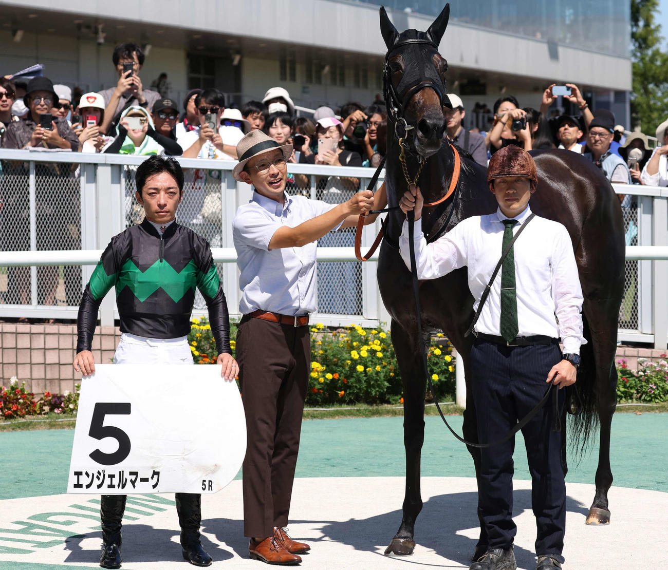 新潟5R、2歳新馬戦に勝利したエンジェルマークの口取りをする川田騎手と宮田師（撮影・丹羽敏通）
