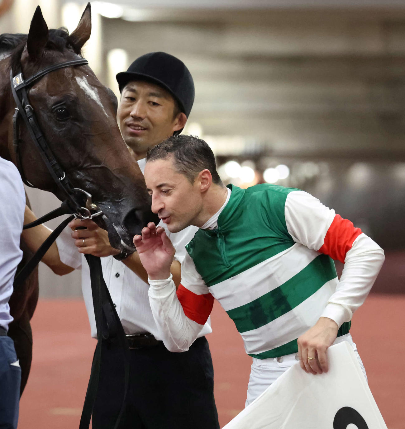 新潟6R、デビュー戦に勝利したマックアルイーンに顔を寄せるルメール騎手（撮影・丹羽敏通）