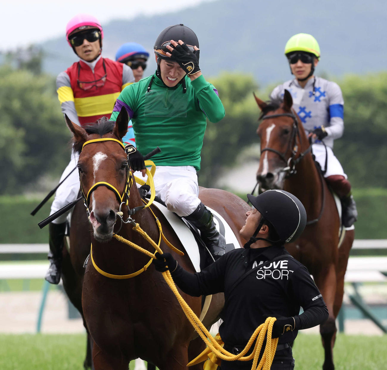 2歳新馬戦を制したニタモノドウシと菅原明良騎手（2024年6月30日撮影）