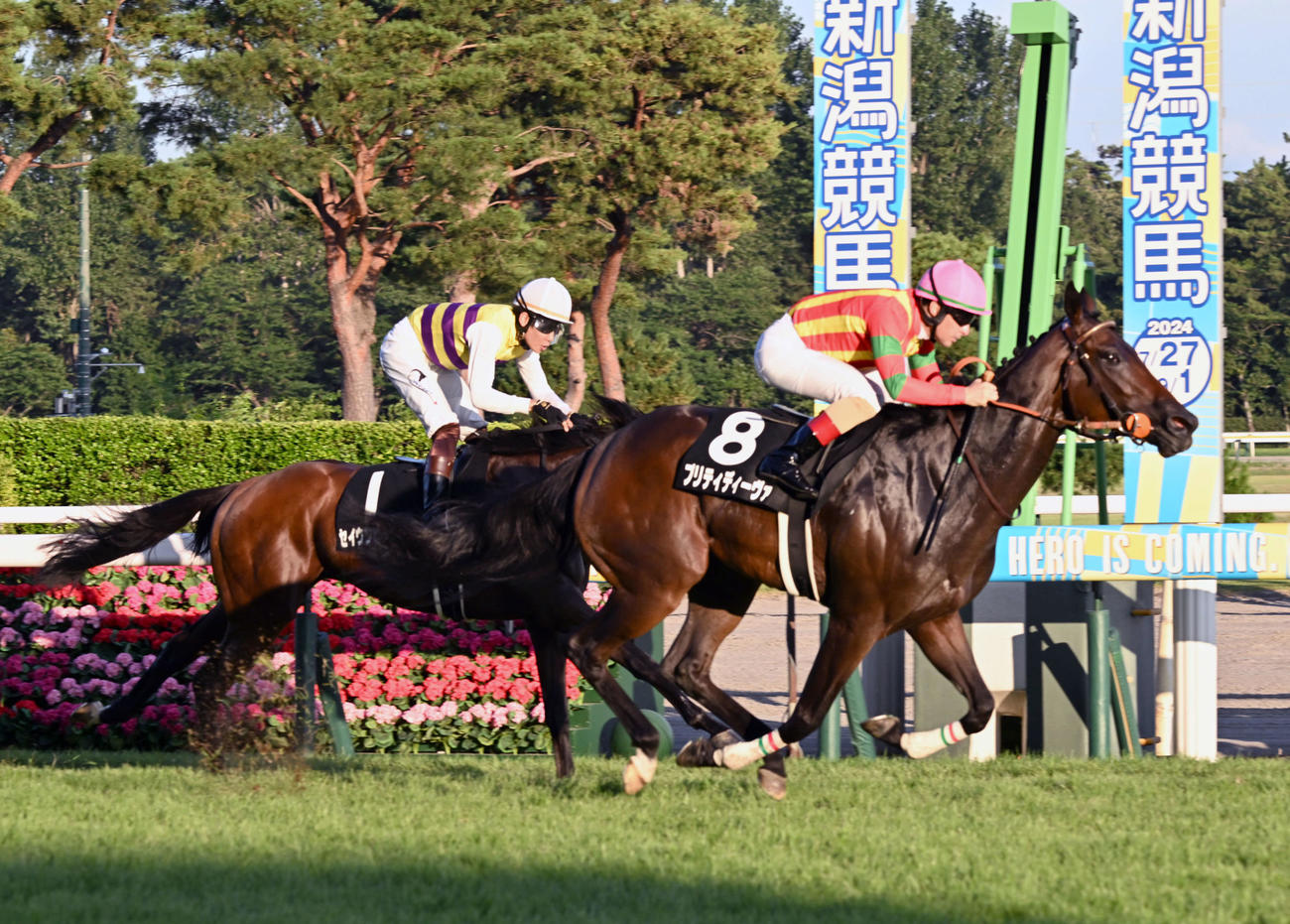 ダリア賞を制したプリティディーヴァとルメール騎手（右）（2024年8月4日撮影）