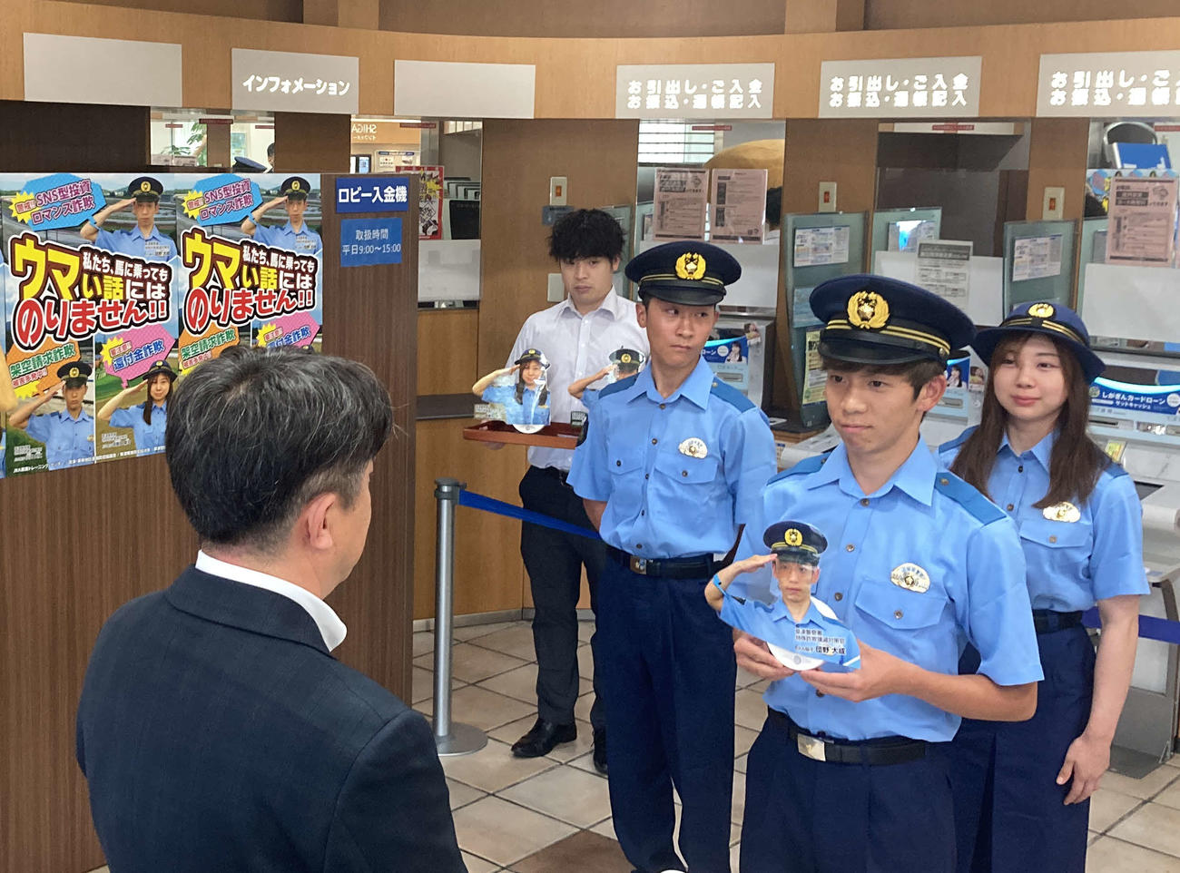 自らの音声が録音された装置を手渡す団野騎手（右から2人目）。右端は河原田騎手、右から3人目は小沢騎手