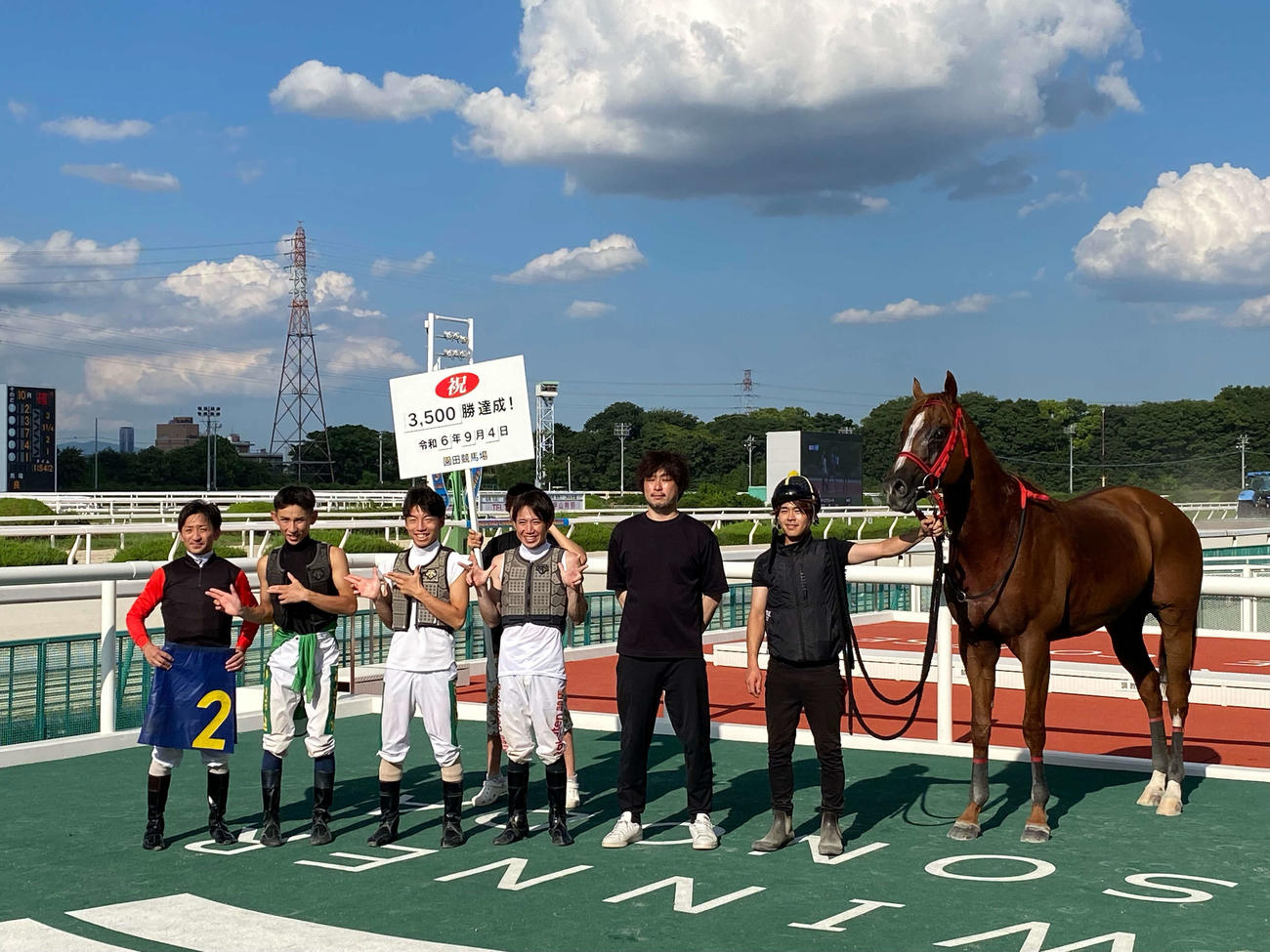 地方通算3500勝を達成した吉村智洋騎手（左）
