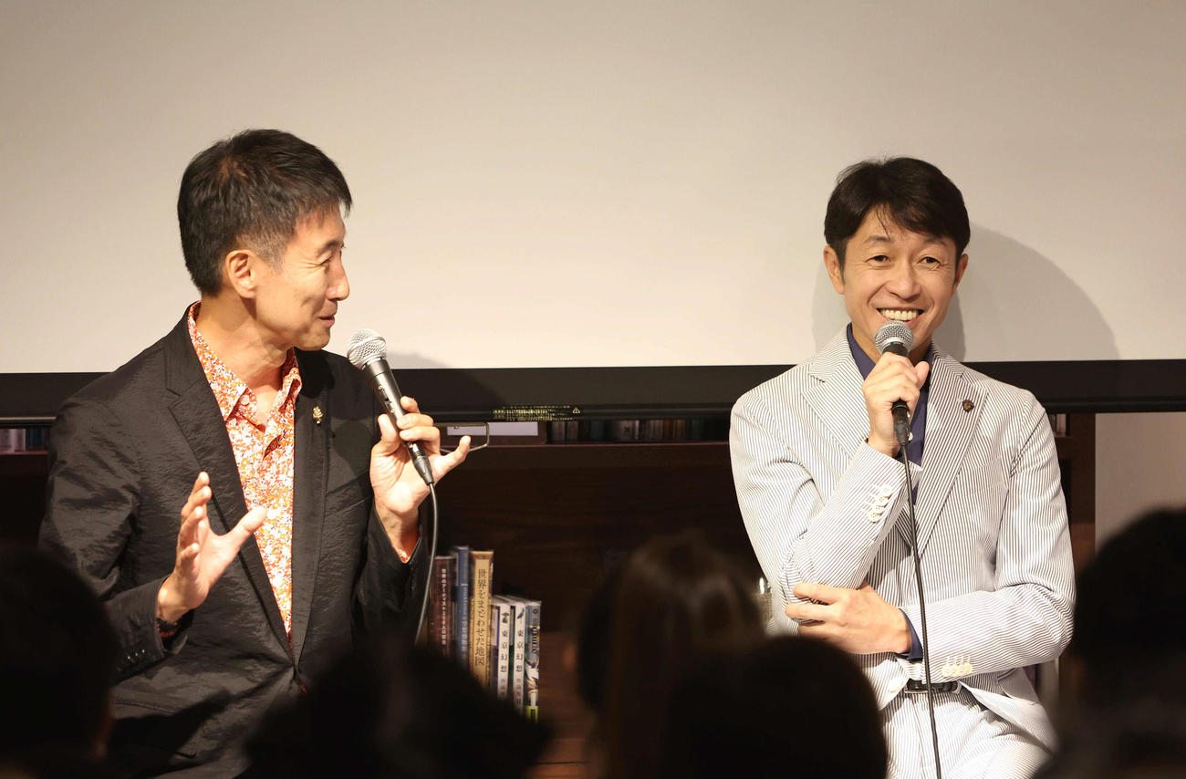 進行役のフジテレビ福原アナ（左）の質問に答える武豊騎手（撮影・白石智彦）