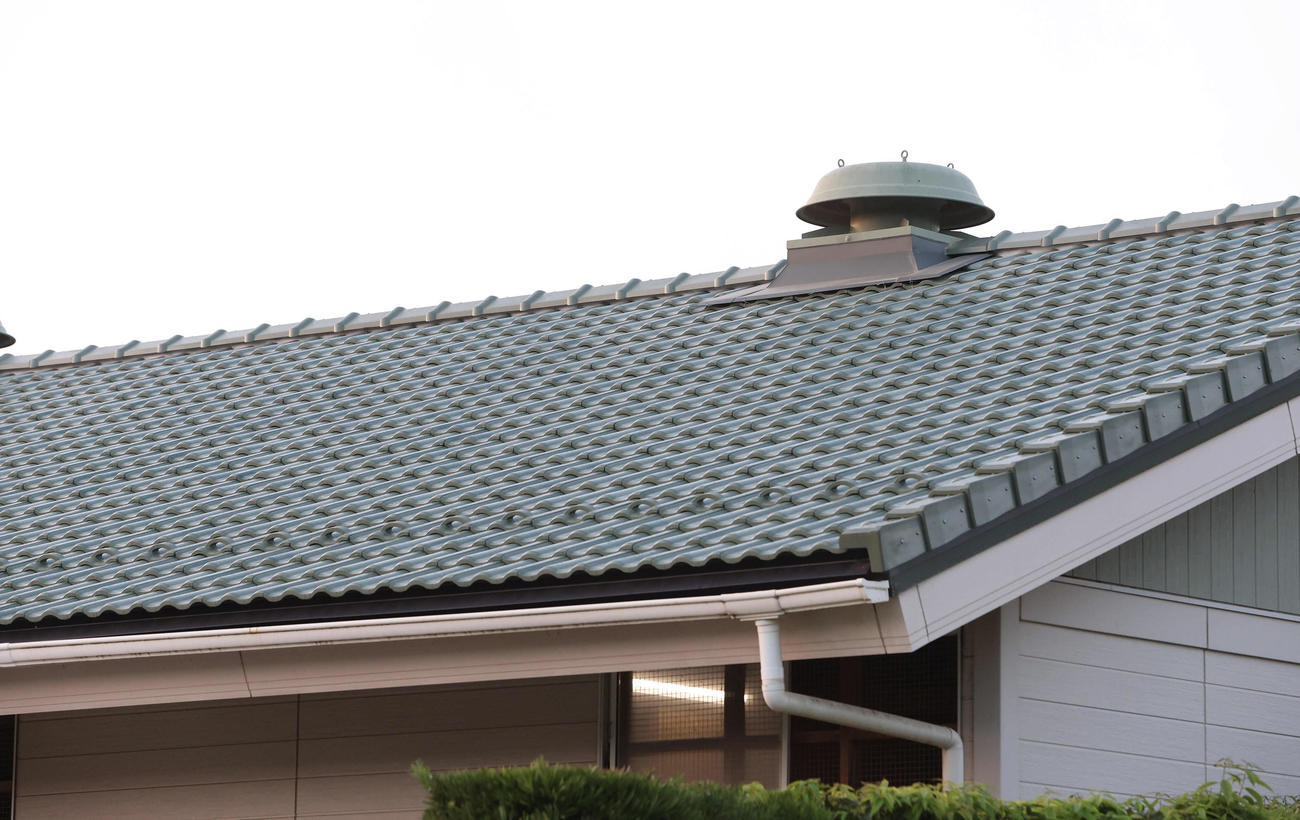 辻野厩舎の瓦屋根（撮影・白石智彦）