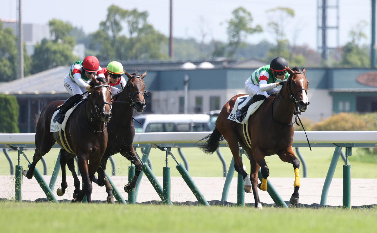 中京3R、2歳未勝利を勝ち上がったモルティフレーバー（右）（撮影・白石智彦）