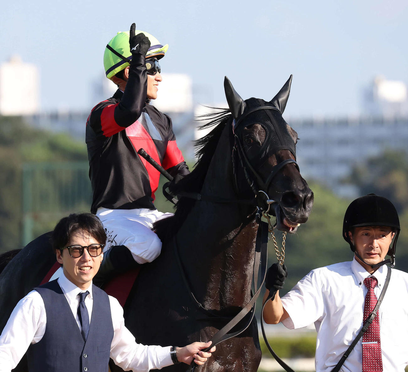 クリスマスパレードで紫苑Sを制してナンバーワンポーズを決める石川騎手（撮影・丹羽敏通）