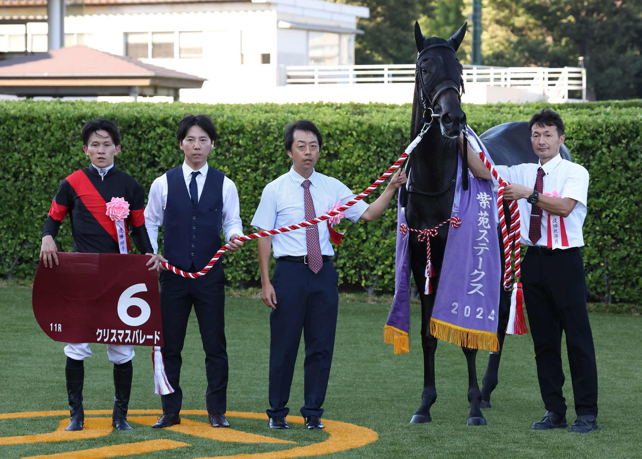 紫苑Sを制したクリスマスパレードの口取りをする石川騎手と加藤士師（撮影・丹羽敏通）
