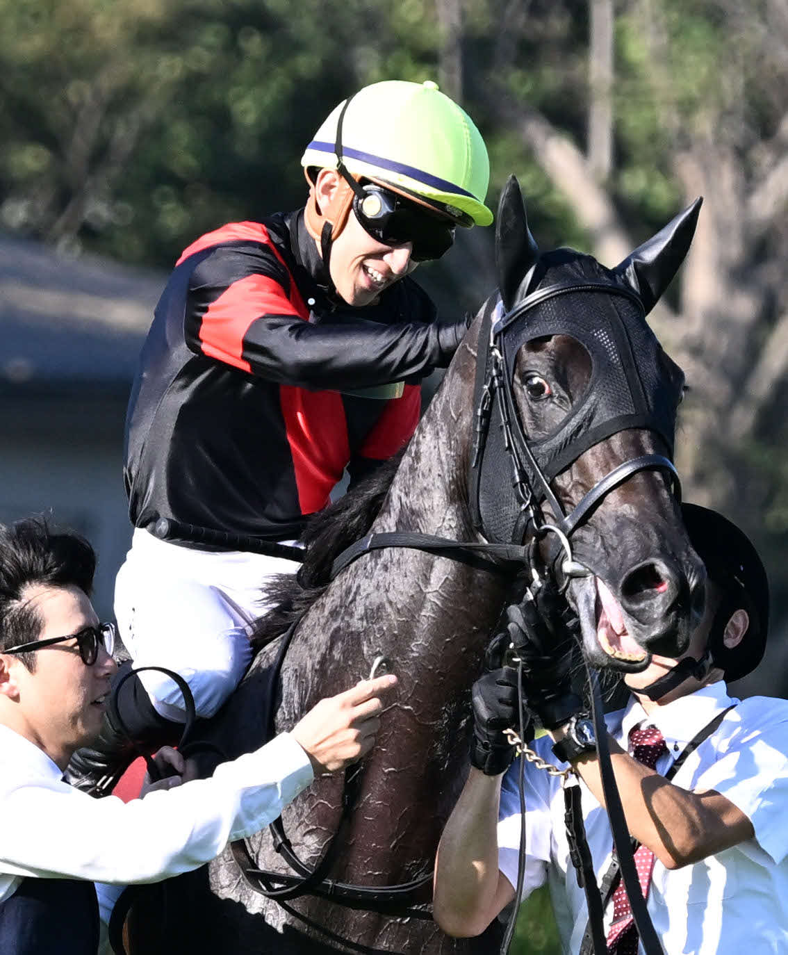 紫苑ステークスを制したクリスマスパレードをねぎらう石川騎手（撮影・千葉一成）