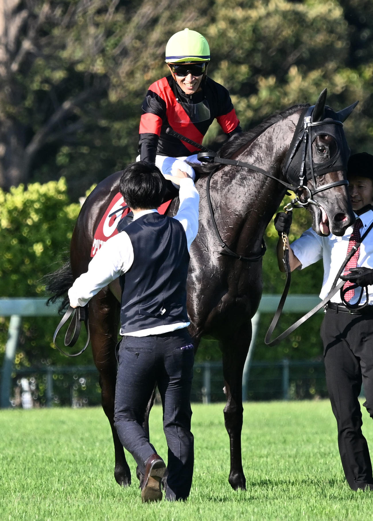 紫苑ステークスをクリスマスパレードで制し、関係者と喜ぶ石川騎手（撮影・千葉一成）
