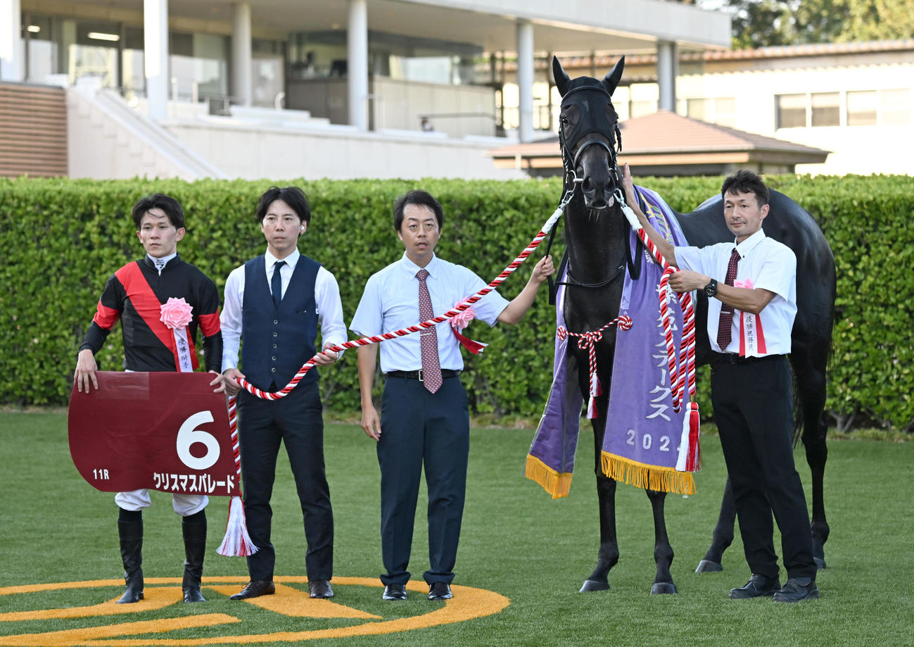 紫苑ステークスを制したクリスマスパレードの口取りをする石川騎手と加藤士師（右から2人目）
