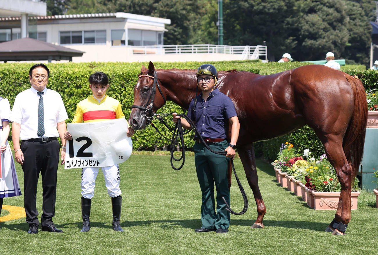 中山4R、2歳新馬戦を制したコパノヴィンセントの口取りをする上原博師と佐々木騎手（撮影・丹羽敏通）