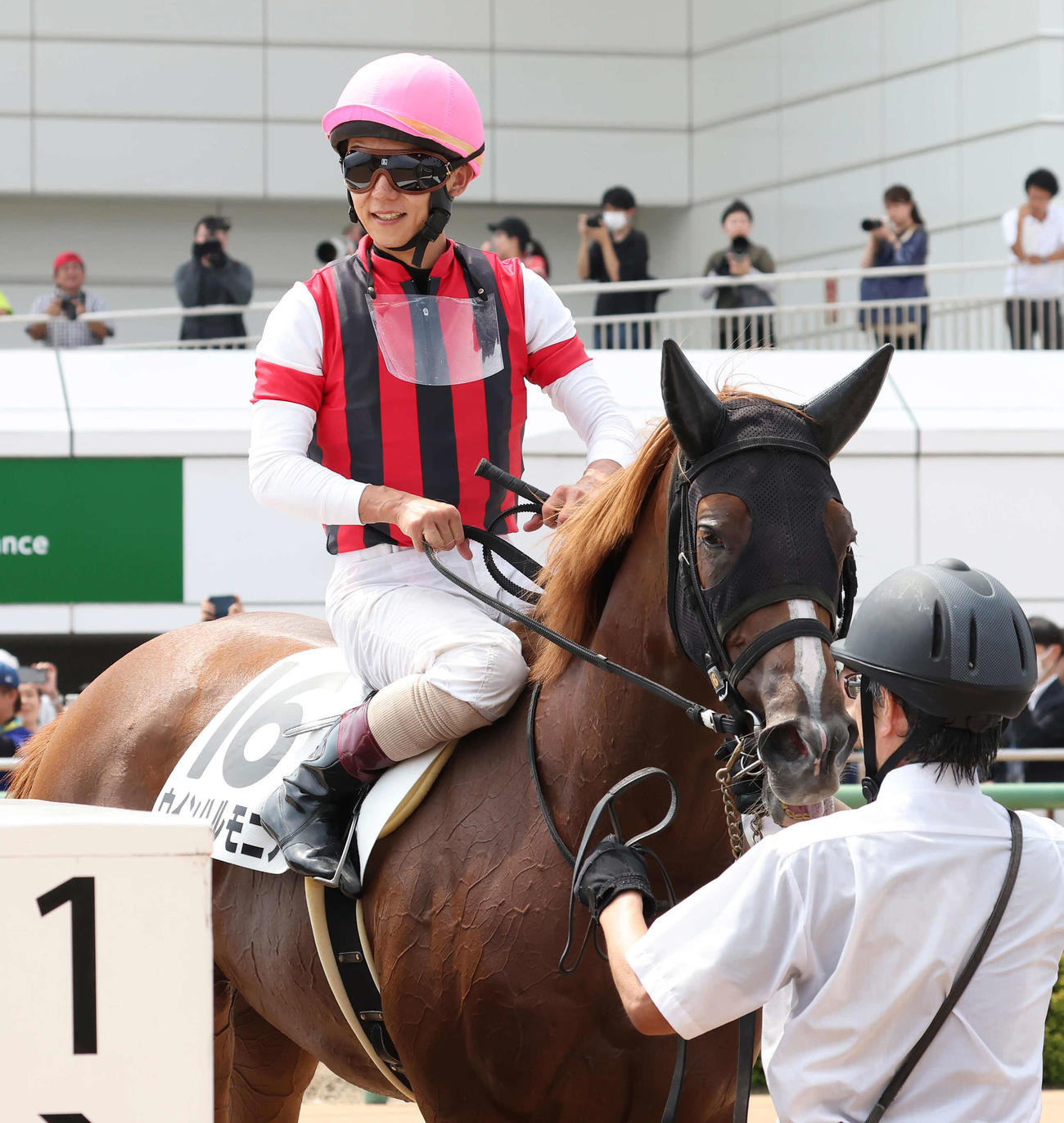 中山3R、ウインハルモニアで2歳新馬戦を制した黛騎手（撮影・丹羽敏通）