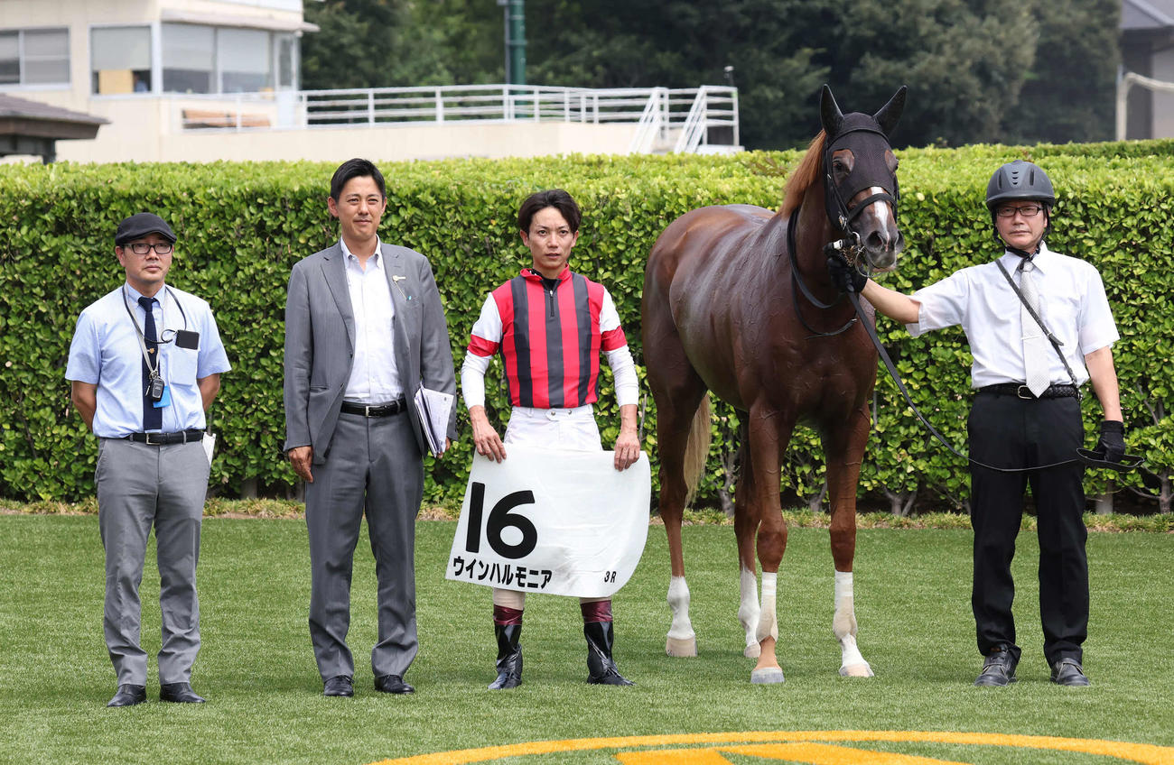 中山3R、2歳新馬戦を制したウインハルモニアの口取りをする和田雄師と黛騎手（撮影・丹羽敏通）