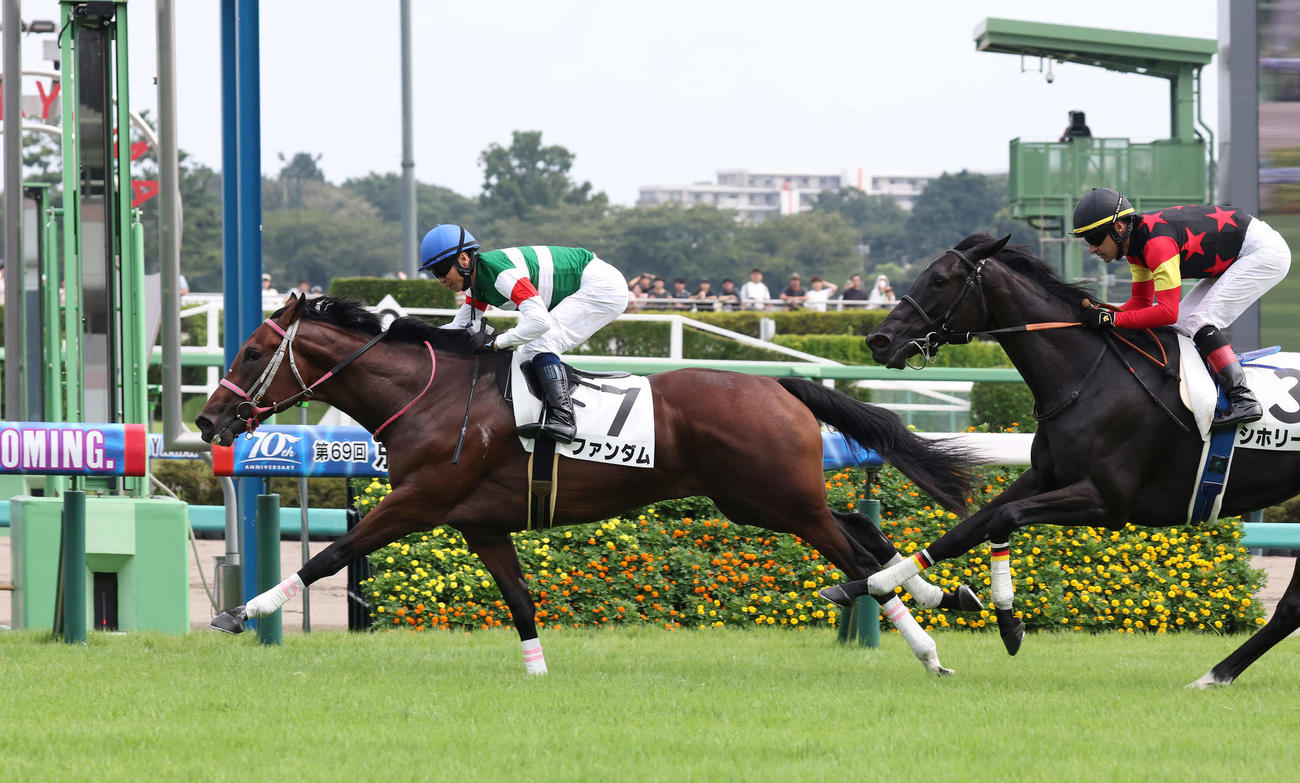 中山5R、2歳新馬戦を制したファンダムと北村宏騎手（撮影・丹羽敏通）
