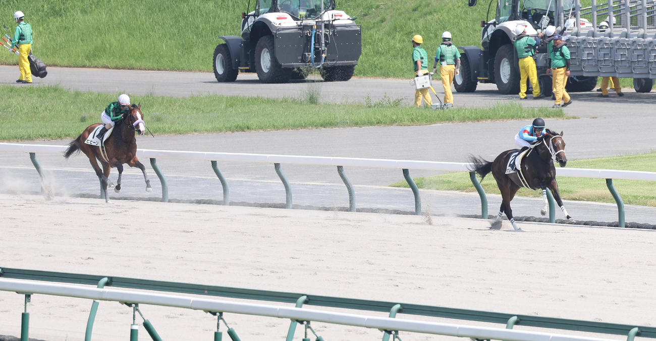 中京6R、連勝で3歳以上1勝クラスを制したダブルハートボンド（右）（撮影・白石智彦）