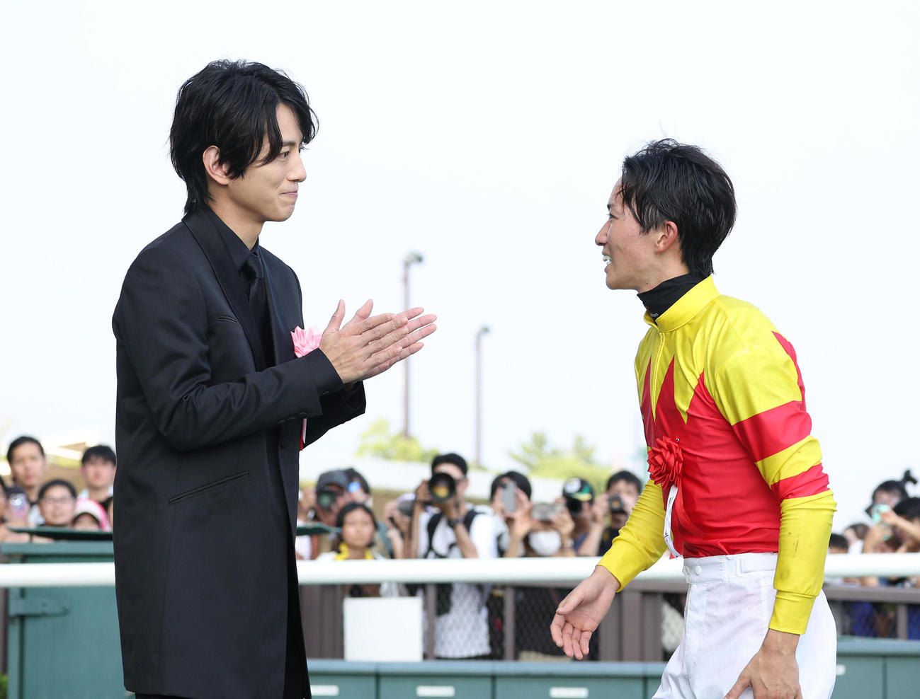 菅原明騎手（右）に拍手するプレゼンターの溝端淳平（撮影・白石智彦）
