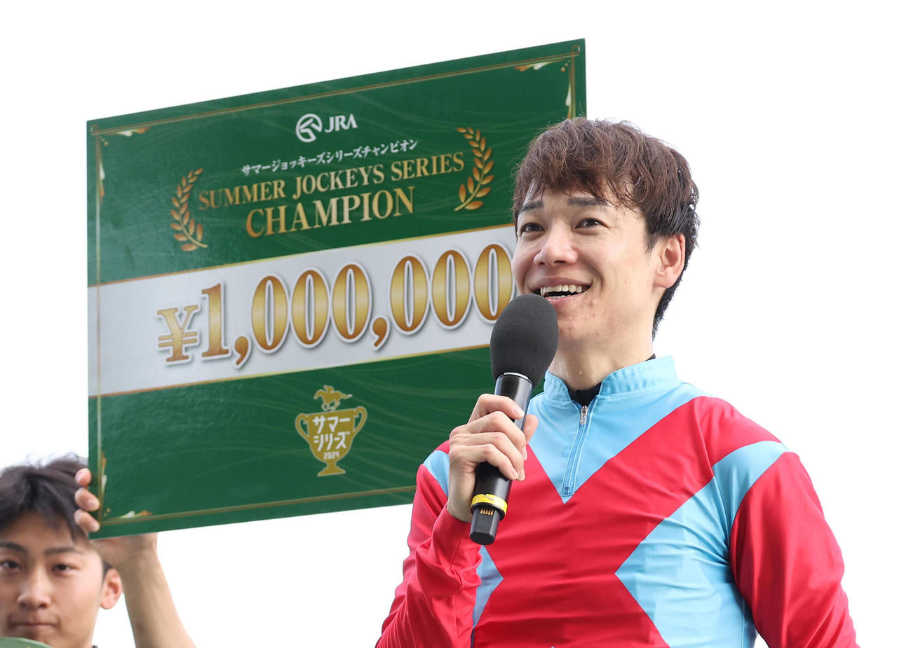 JRA通算1200勝を達成し、サマージョッキーズシリーズ連覇の喜びを語る松山騎手（撮影・白石智彦）