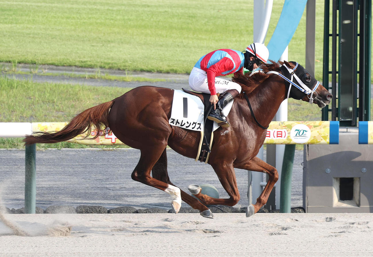 ストレングスで中京12Rを勝利してJRA通算1200勝を達成した松山騎手（撮影・白石智彦）