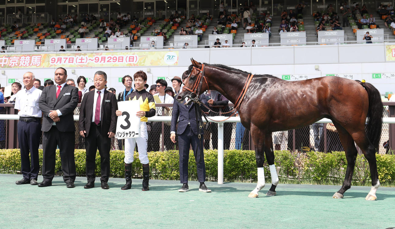 中京4R、新馬戦を制したパンジャタワーと口取りに並ぶ松山騎手（右から2人目）（撮影・白石智彦）