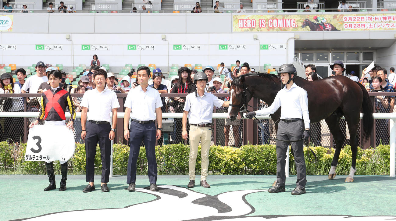 中京5R、新馬戦を制したゲルチュタールと口取りに並ぶ坂井騎手（左）（撮影・白石智彦）