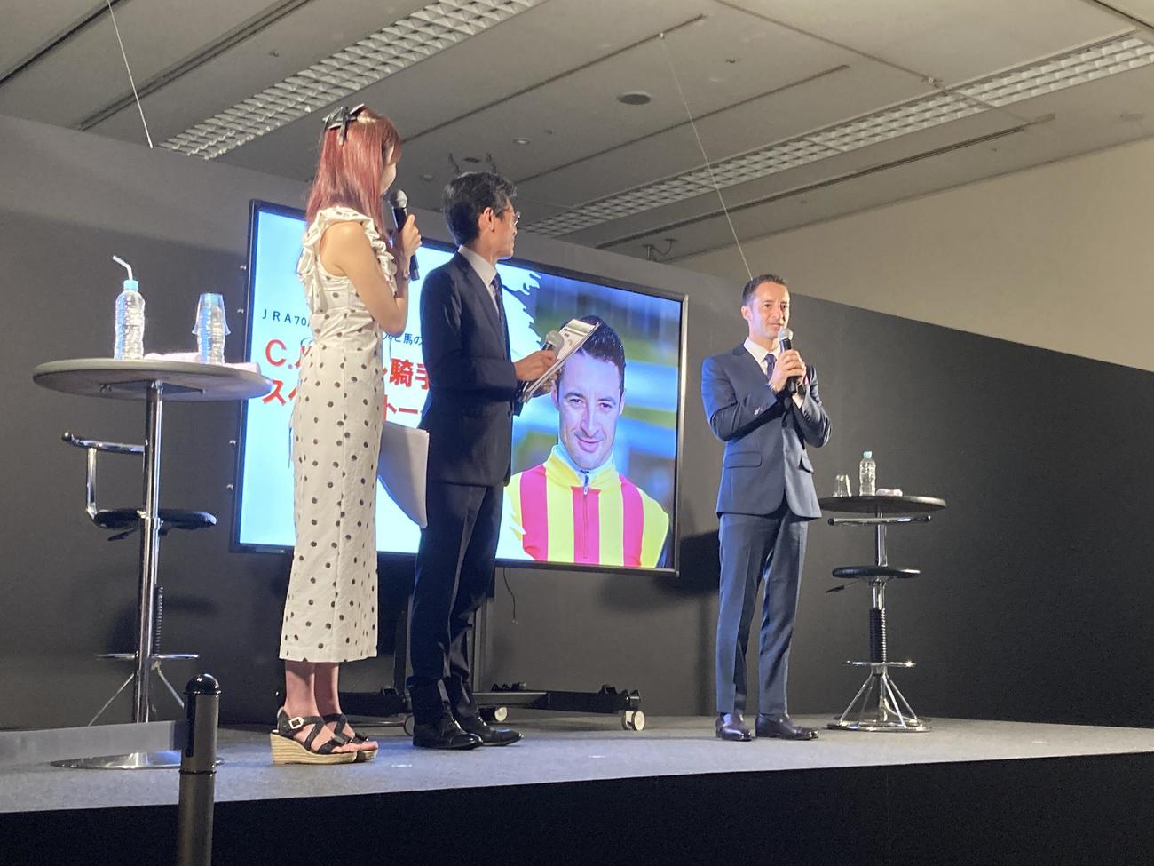 トークショーに出席したルメール騎手（右）（撮影・太田尚樹）