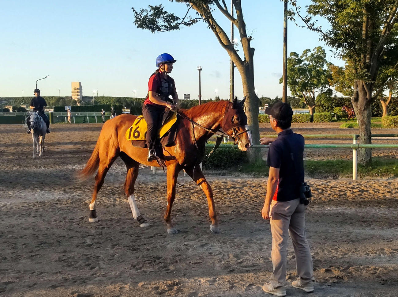 函館の落馬事故の後、82日ぶりに馬に乗った小林美駒騎手。手前は鈴木伸師