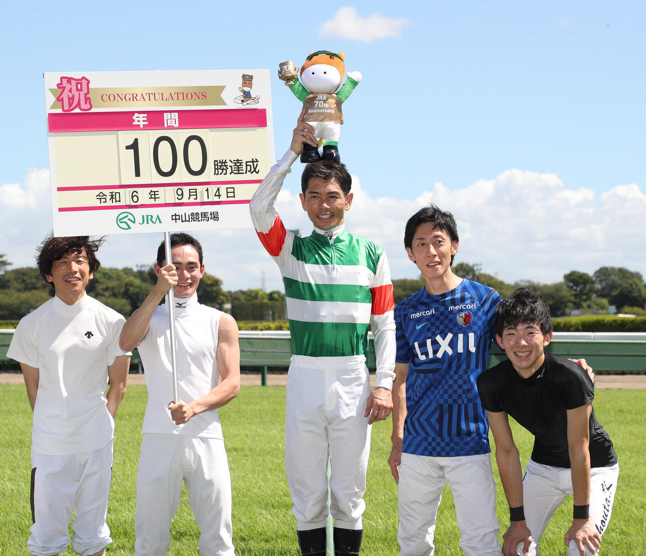 中山4RでJRA年間100勝を達成した戸崎圭太騎手（中央）（撮影・千葉一成）