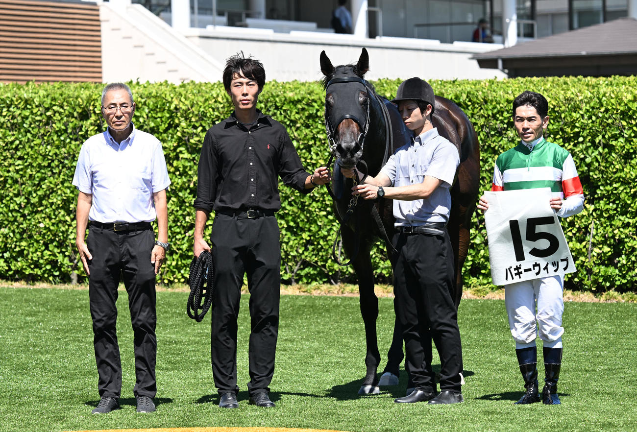 中山4R、新馬戦を制し、バギーウィップの口取りをする戸崎騎手と萩原師（左端）（撮影・千葉一成）